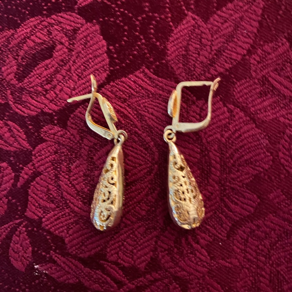 Gold earrings with filigree